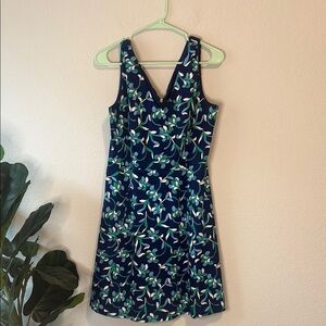Draper James size 8 Floral V-Neck sleeveless Dress - Blue and Green